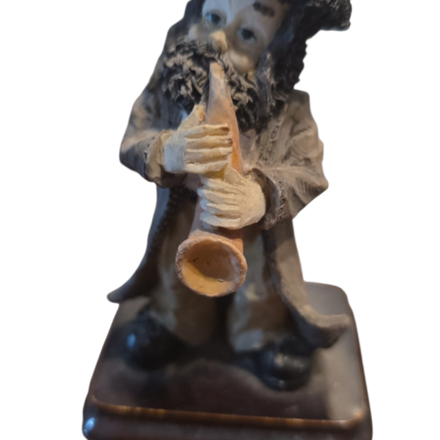 Bela escultura de músico de resina