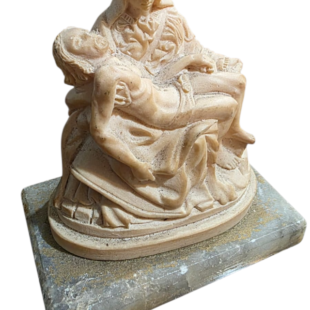 Antiga Pietá italiana com base de pedra, rica em detalhes