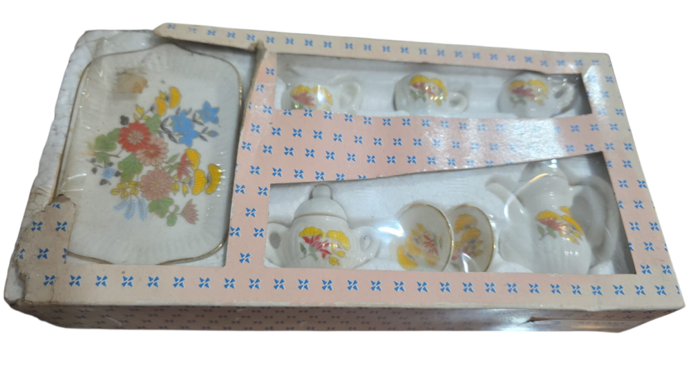 Conjunto antigo de miniaturas de porcelana