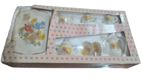Conjunto antigo de miniaturas de porcelana