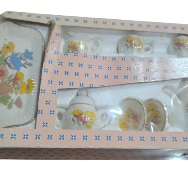 Conjunto antigo de miniaturas de porcelana