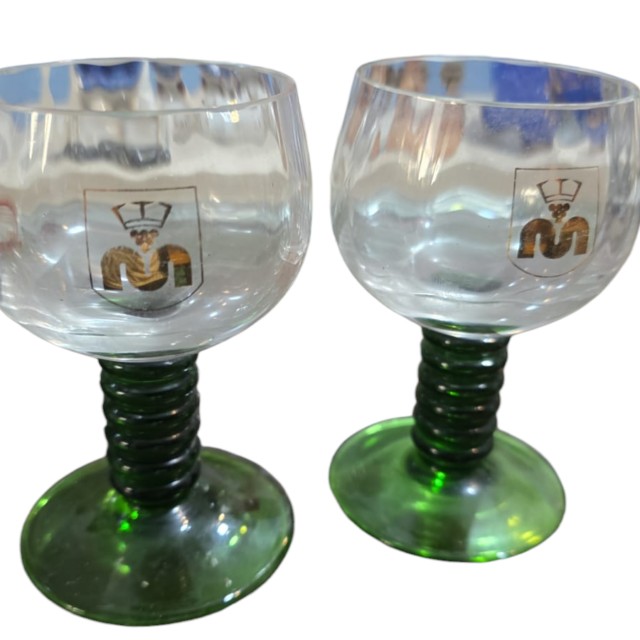 Taças de cristal com dourações e bela base
