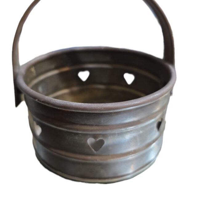 Antiga cesta de metal com corações vazados