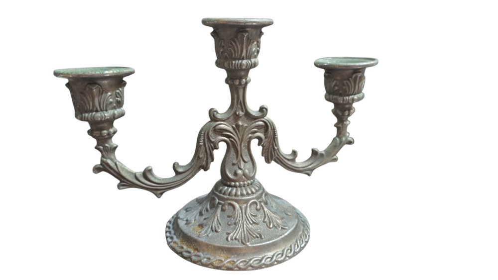 Candelabro de metal para três velas ricamente ornamentado