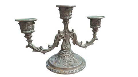Candelabro de metal para três velas ricamente ornamentado