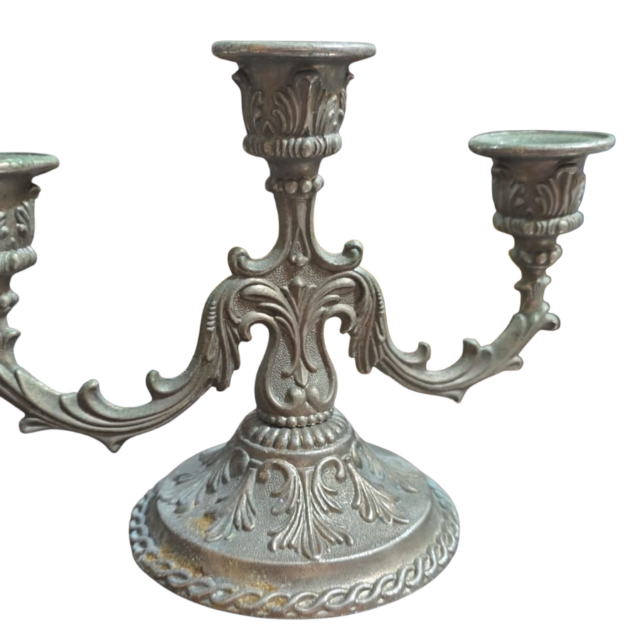 Candelabro de metal para três velas ricamente ornamentado