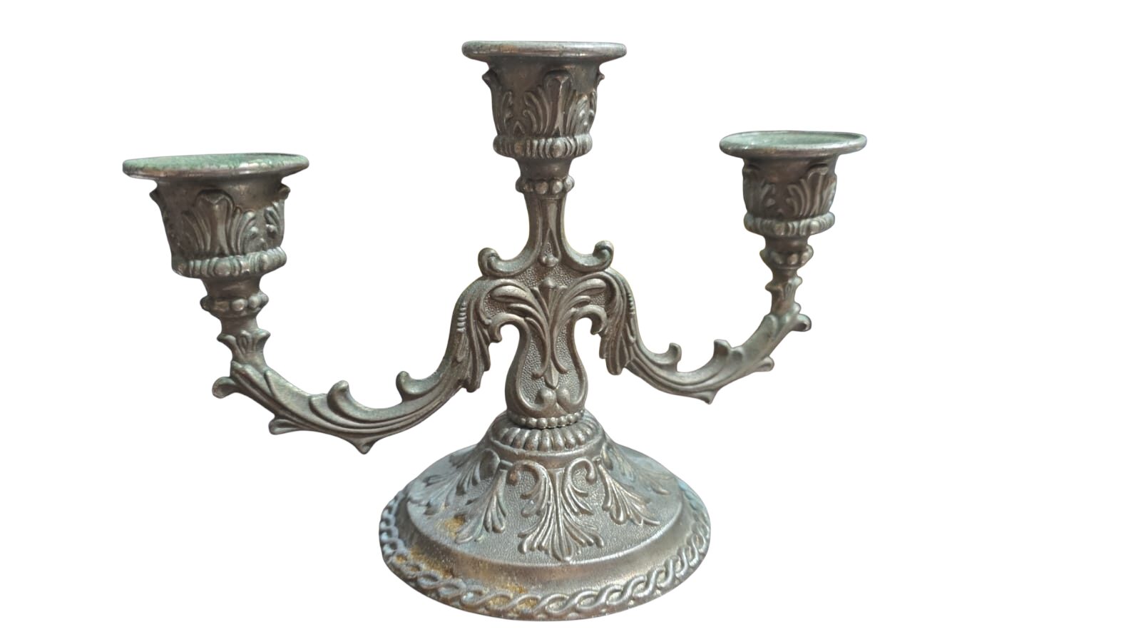 Candelabro de metal para três velas ricamente ornamentado