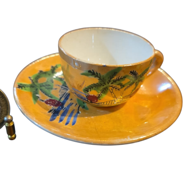 Antiga xícara de porcelana pintada a mão