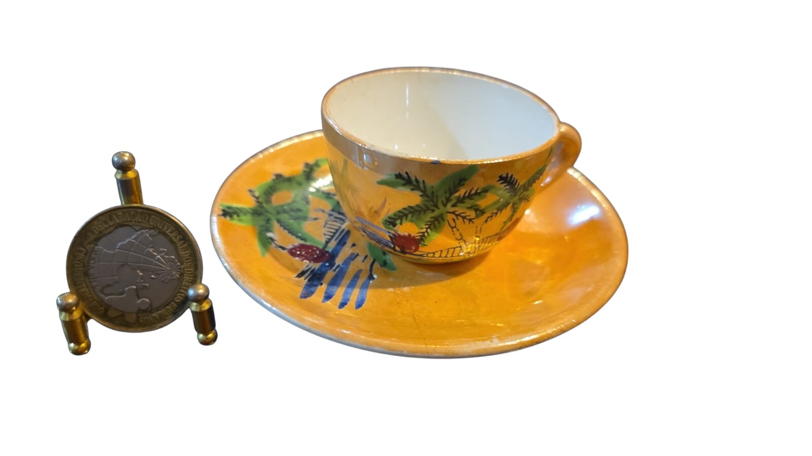 Antiga xícara de porcelana pintada a mão