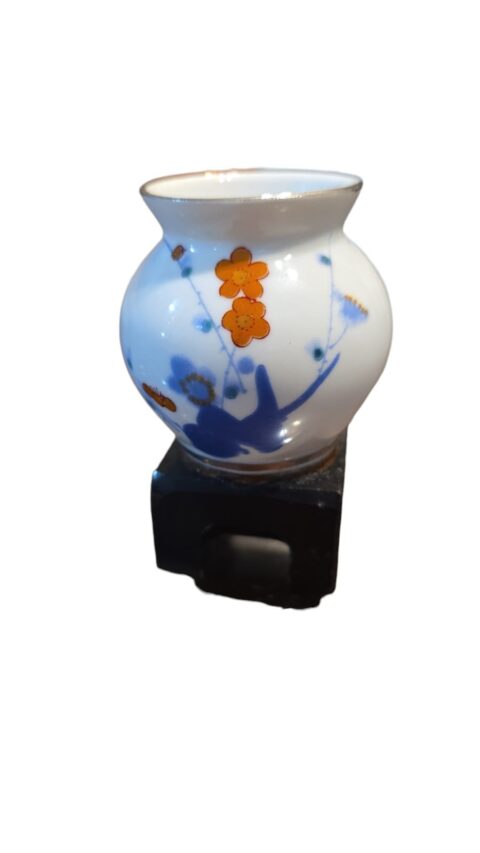 Vasinho de porcelana oriental com peanha de pedra