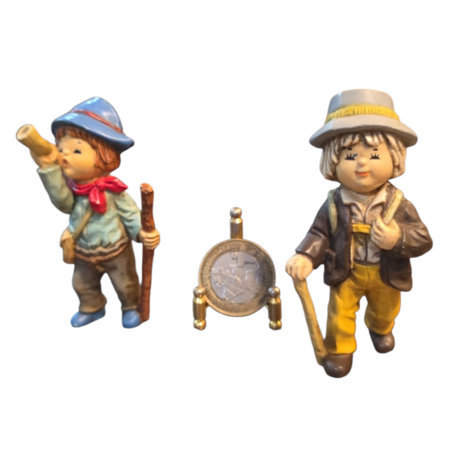 Par de brinquedos alemãs antigos escoteiros