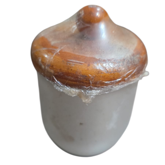 Antigo pote com tampa de madeira