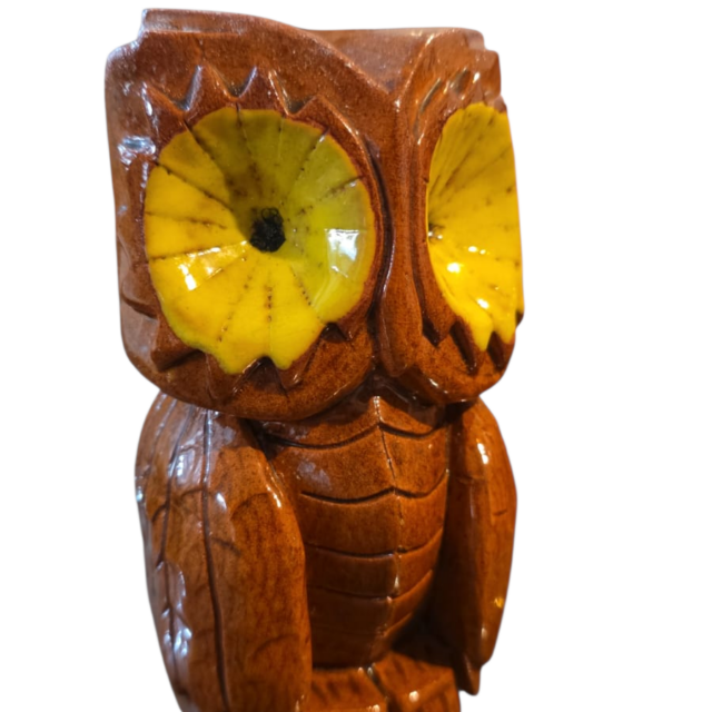 Pesada escultura coruja de cerâmica artesanal