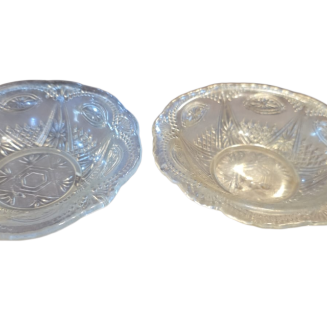 Antigos bowls de vidro ricamente lavrados