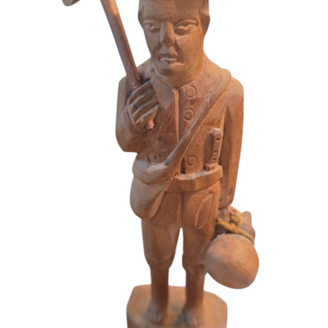 Escultura entalhada em madeira de lei,