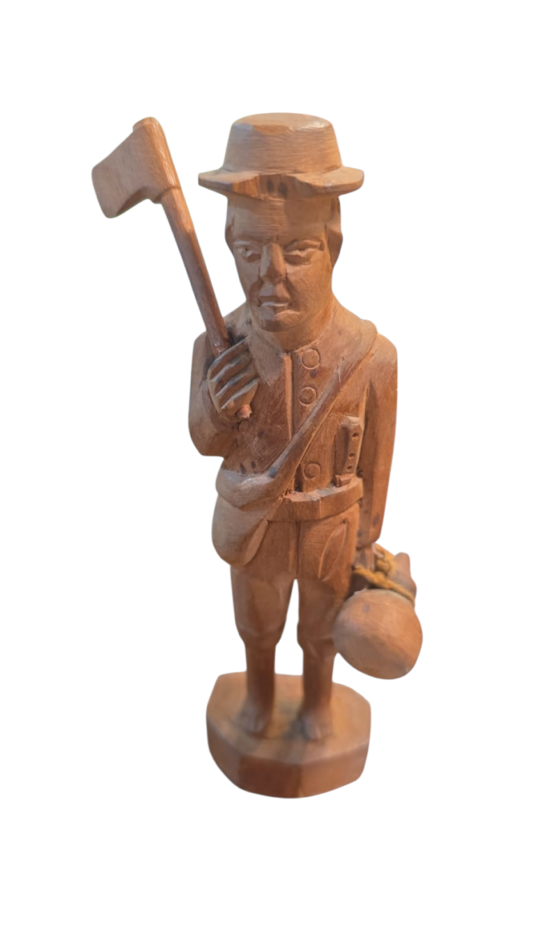 Escultura entalhada em madeira de lei,