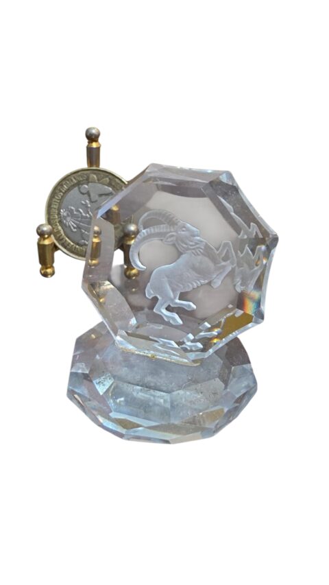 Cristal com representação do signo de Capricórnio