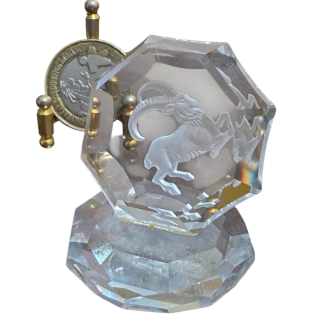 Cristal com representação do signo de Capricórnio
