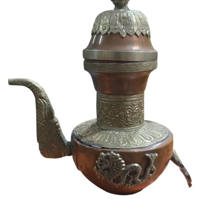 Antigo bule tibetano ornamentado com belíssima arte