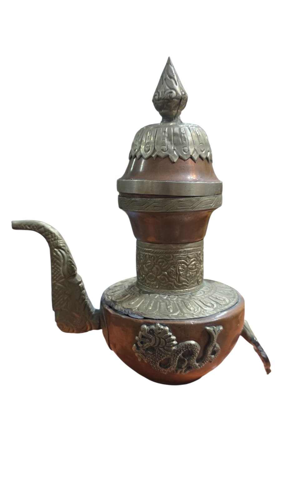 Antigo bule tibetano ornamentado com belíssima arte