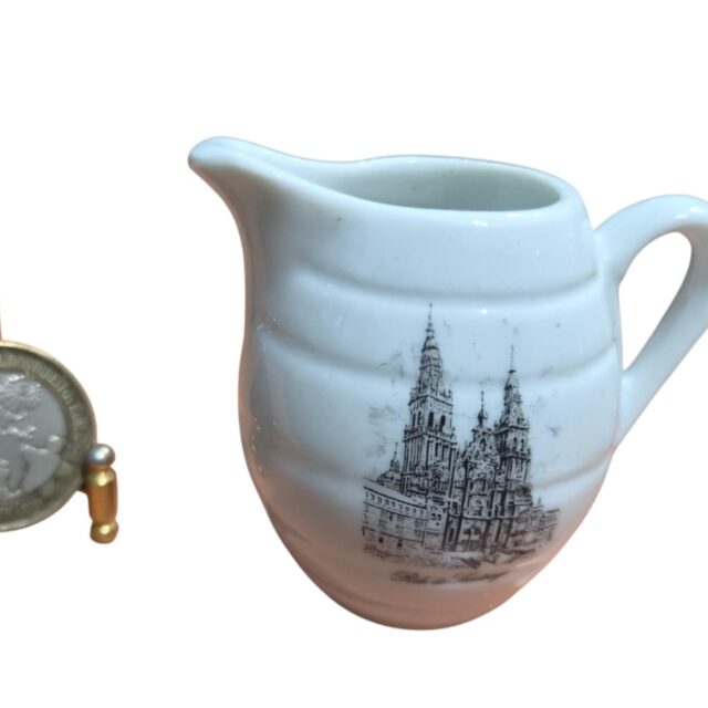 Souvenir em porcelana