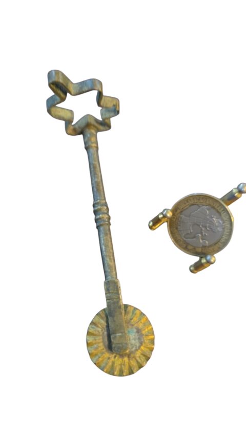Antigo e raro cortador de massas de bronze