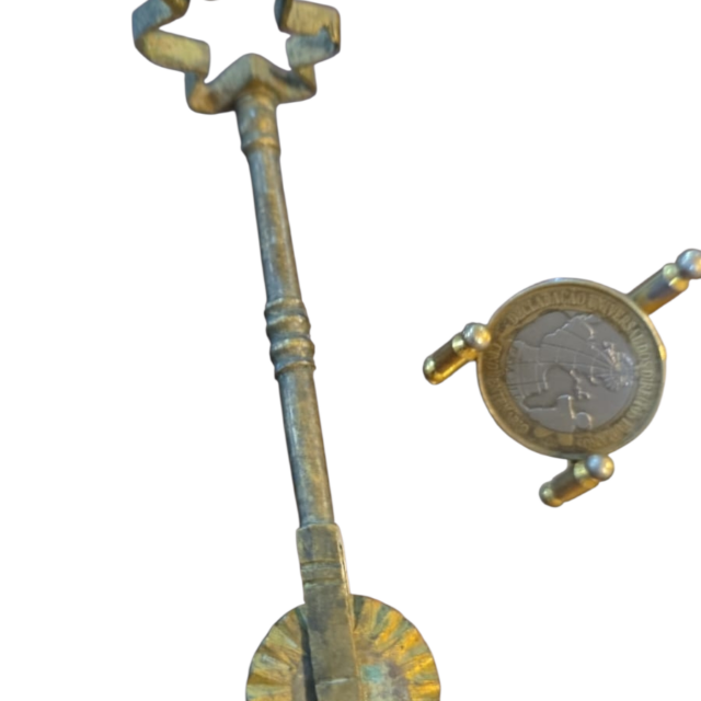 Antigo e raro cortador de massas de bronze