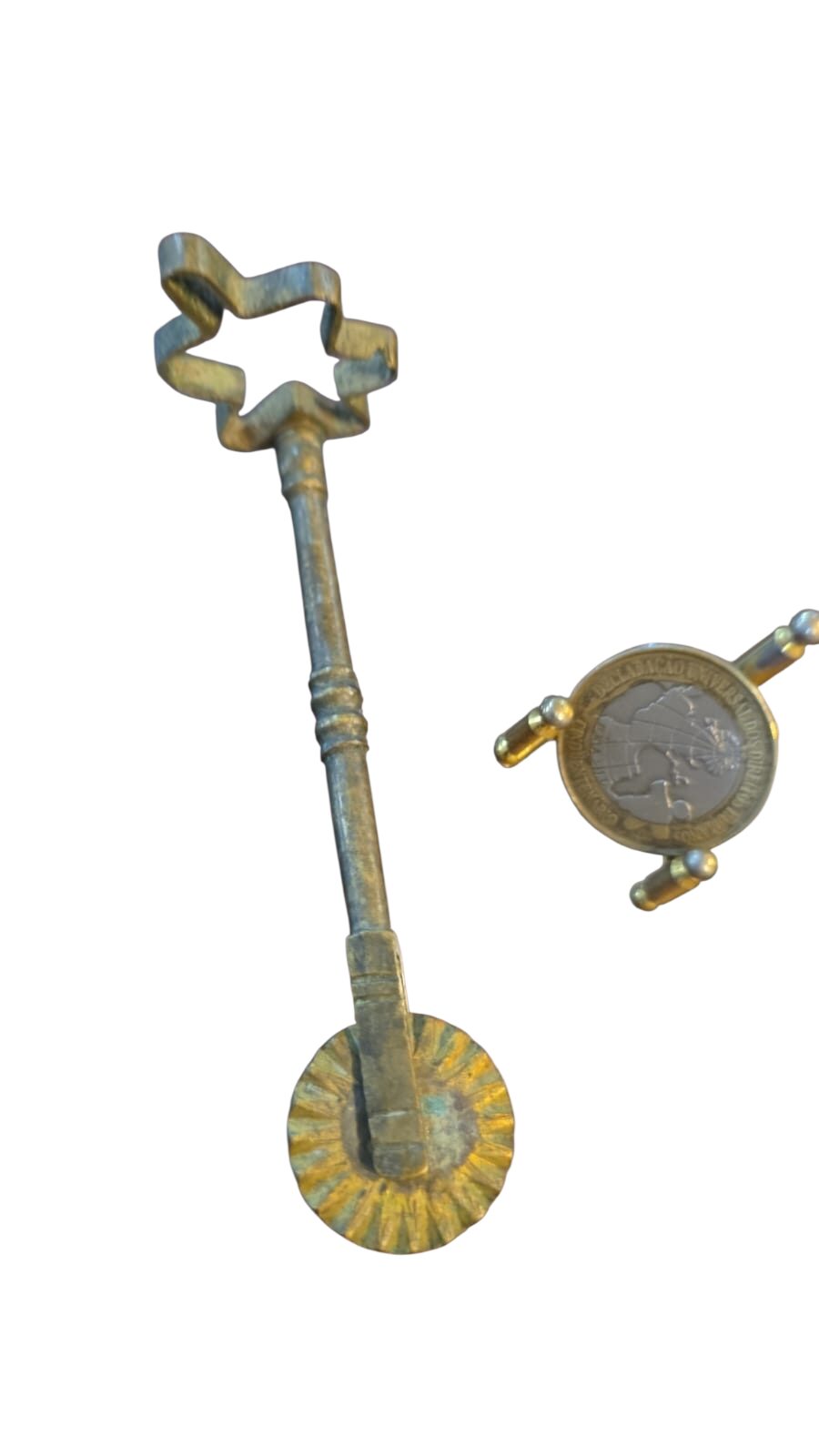Antigo e raro cortador de massas de bronze