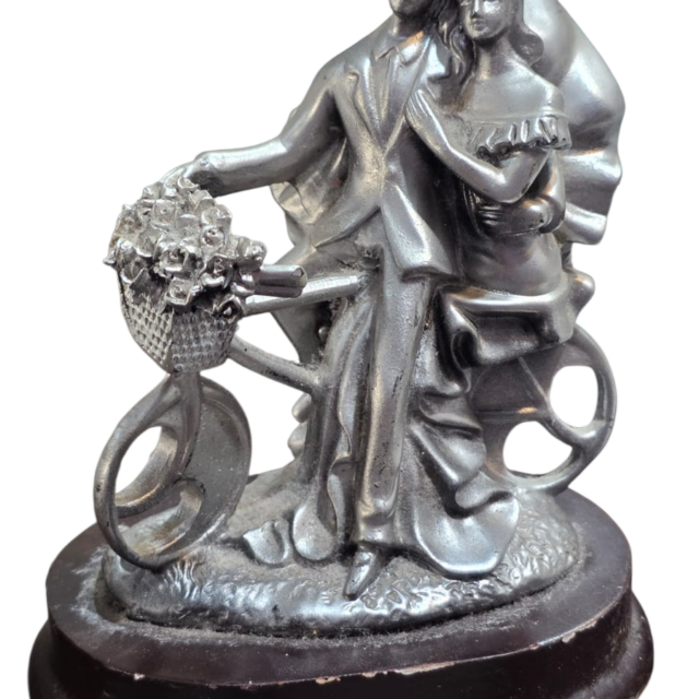 Escultura em resina representando elegante casal em sua bicicleta