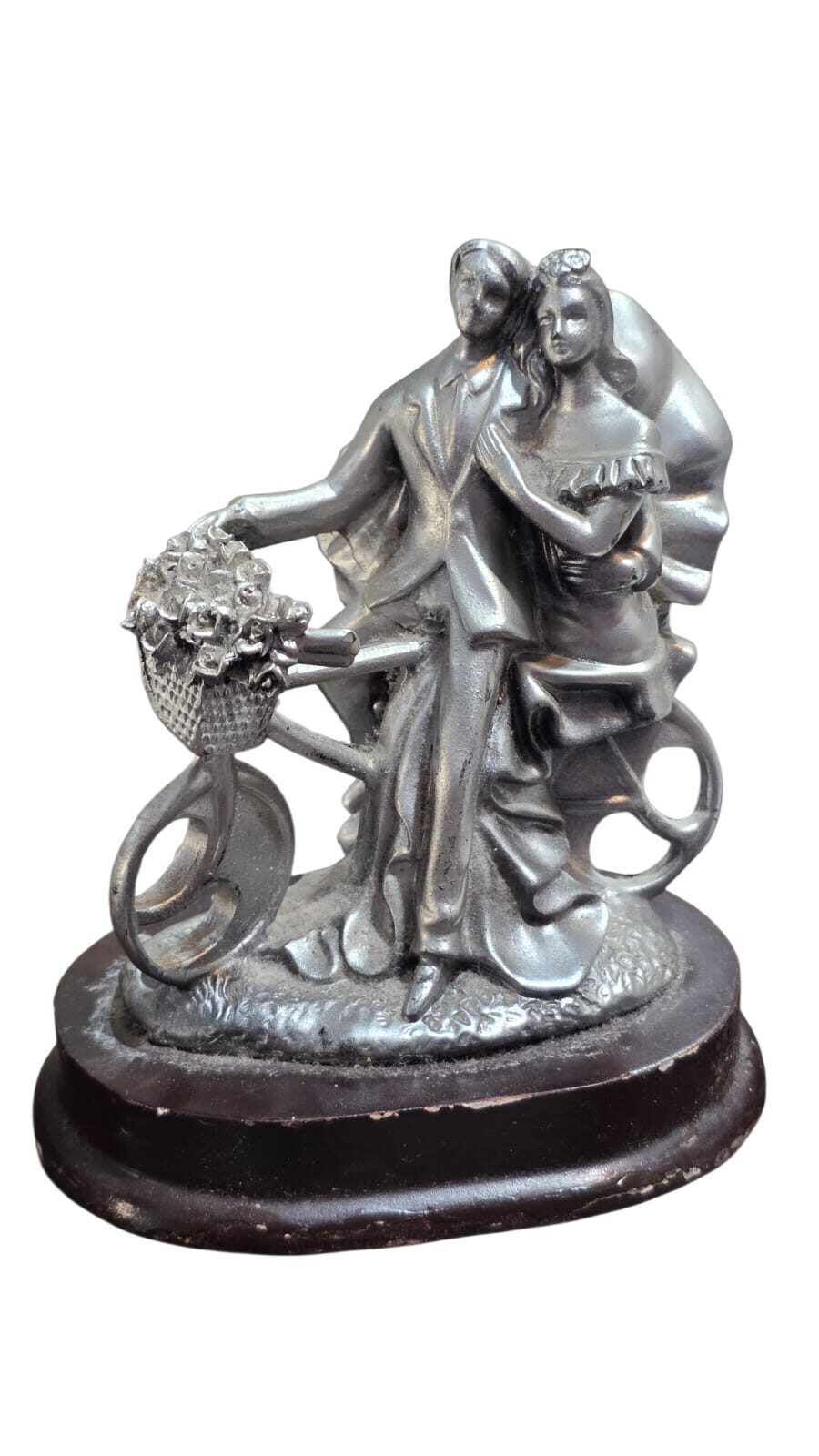 Escultura em resina representando elegante casal em sua bicicleta