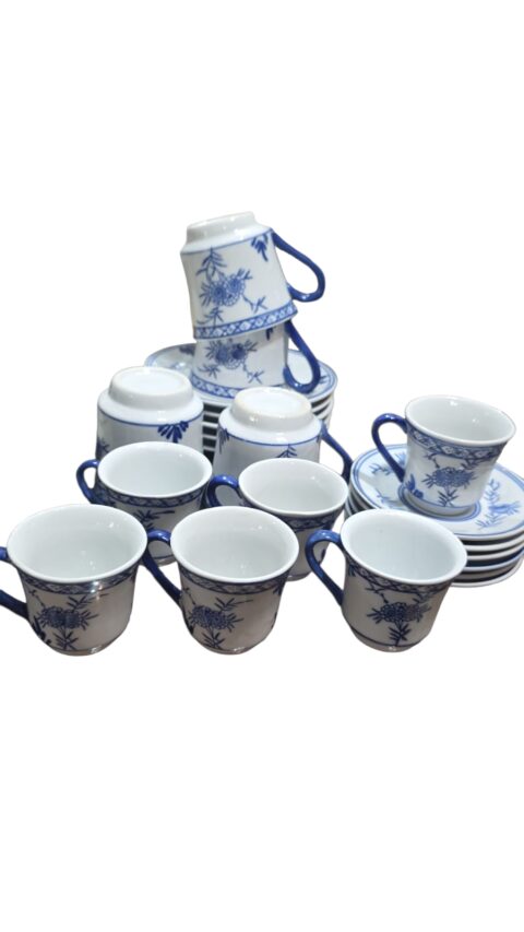 Conjunto de xícaras de café (seis ) e chá (cinco) em porcelana