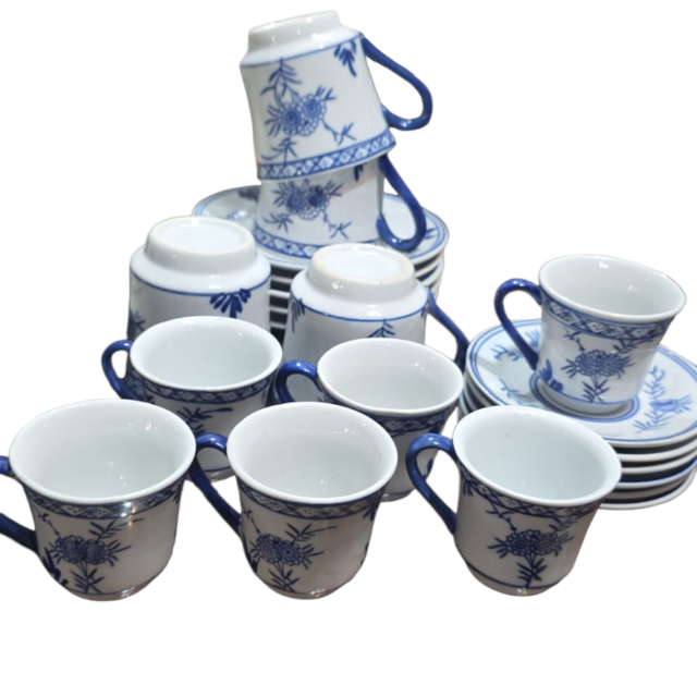 Conjunto de xícaras de café (seis ) e chá (cinco) em porcelana
