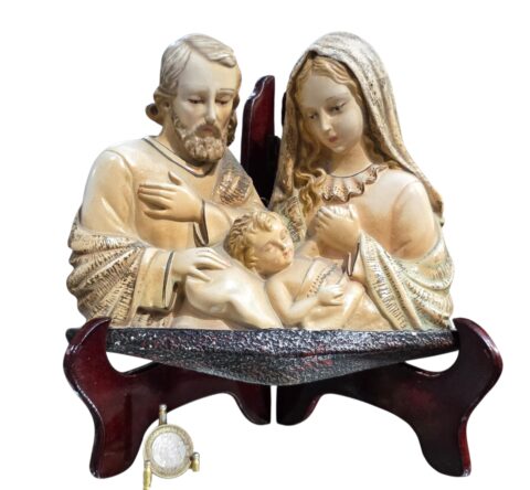 Escultura de parede em estuque com a Sagrada Família, retratando Jesus, Maria e José