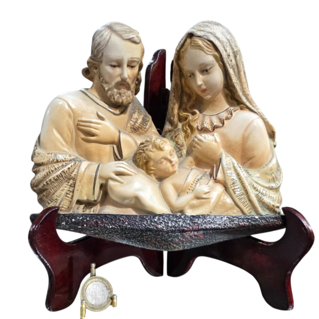 Escultura de parede em estuque com a Sagrada Família, retratando Jesus, Maria e José