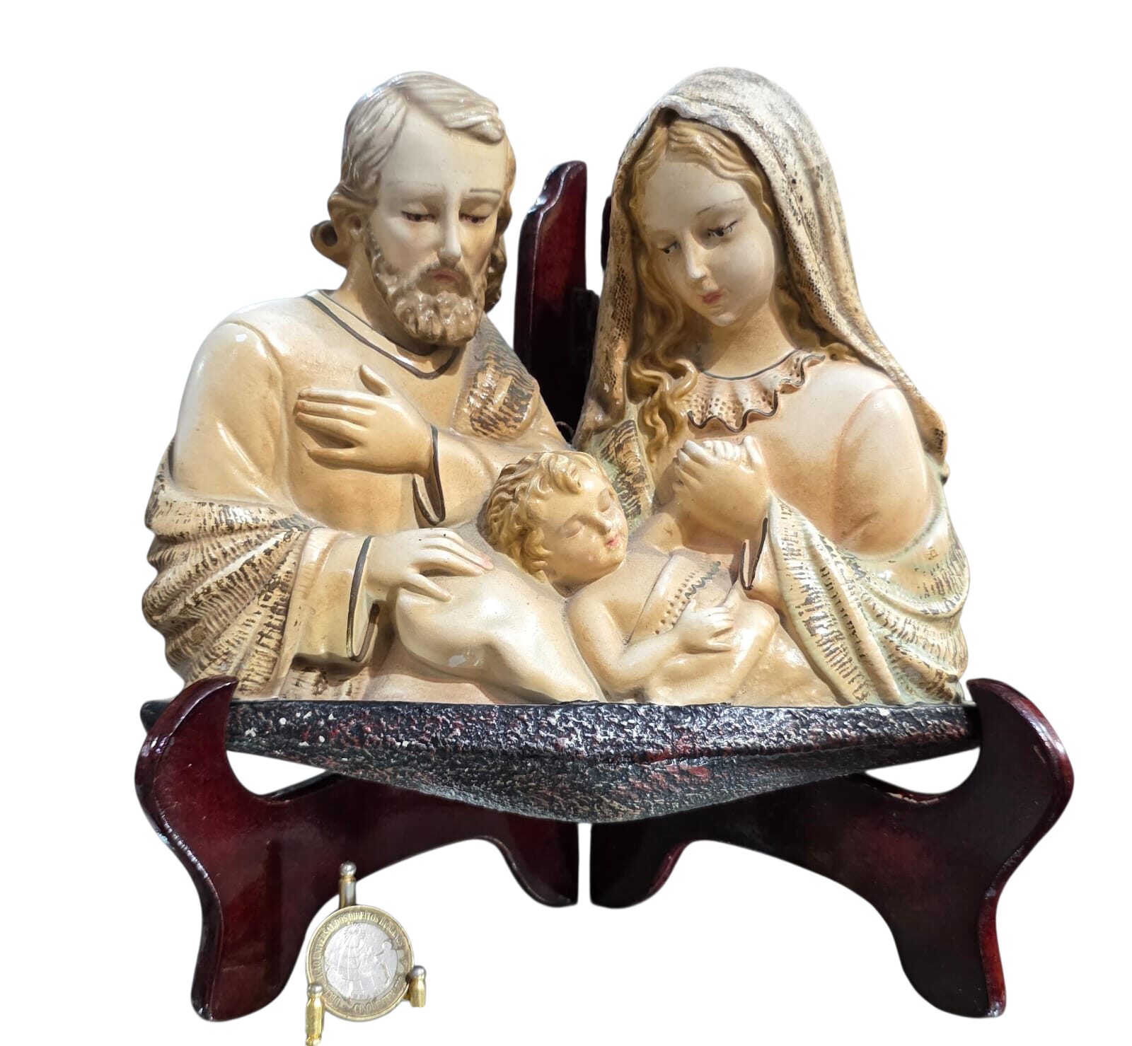 Escultura de parede em estuque com a Sagrada Família, retratando Jesus, Maria e José