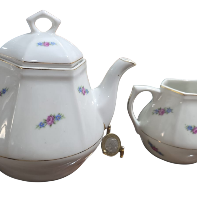 Antigo conjunto de porcelana Monte Alegre, impecável
