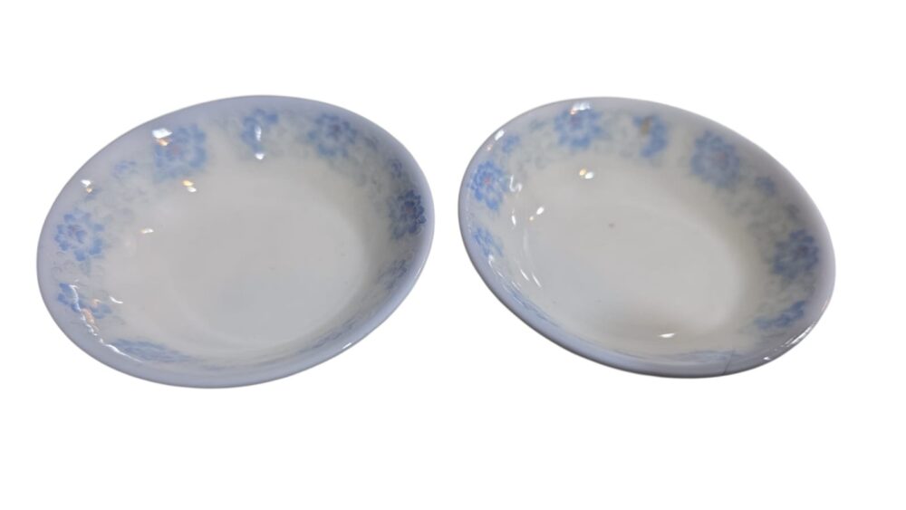 Par de pequenos bowls de porcelana, motivos florais