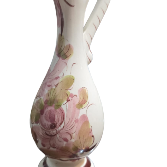 Elegante e antiga jarra de louça pintada a mão