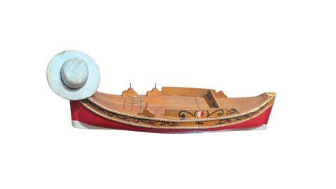 Gôndola de madeira com perdas
