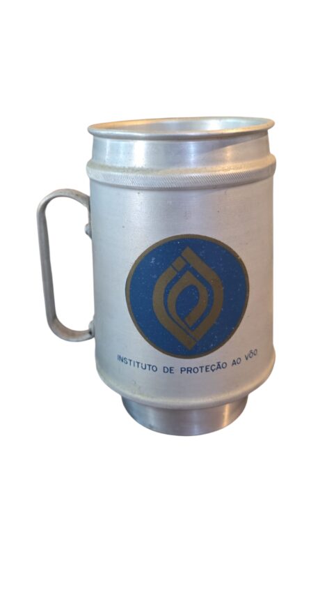 Grande, antiga e pesada caneca térmica de alumínio