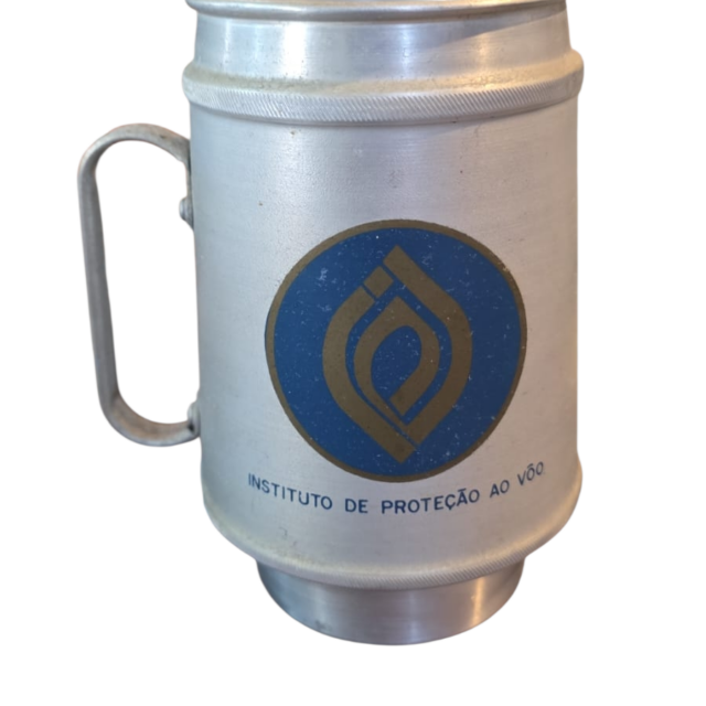 Grande, antiga e pesada caneca térmica de alumínio