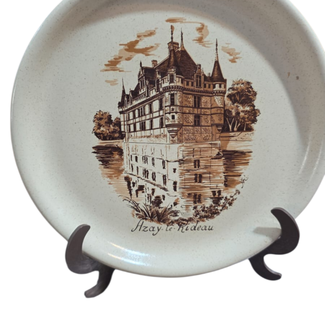 Antiga louça com belíssima arte do Castelo de Azay-le-Rideau