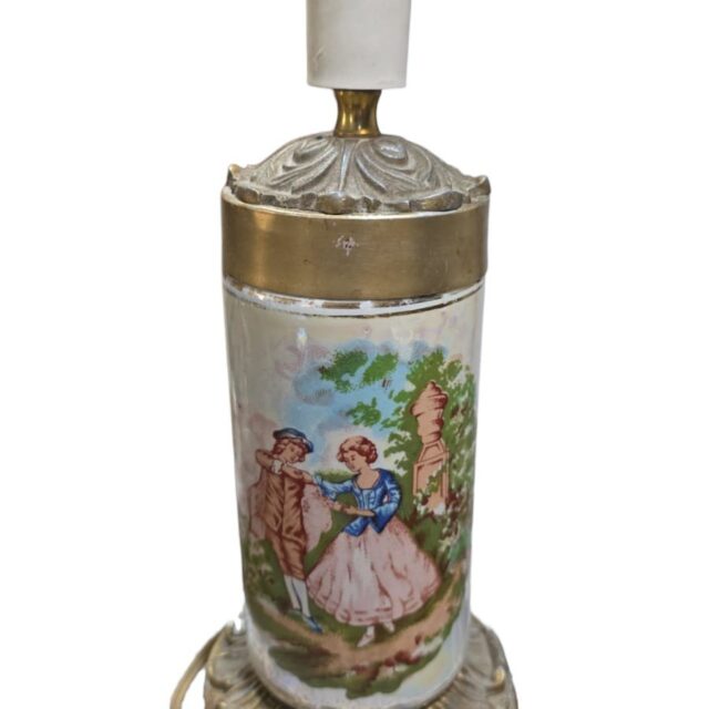 Antigo abajur em dourado metal e porcelana com cena galante