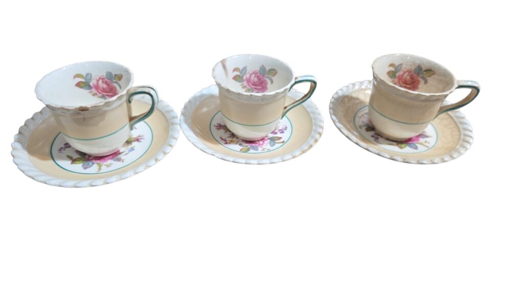 Trio de elegantes e antigas xícaras de café inglesas