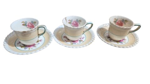 Trio de elegantes e antigas xícaras de café inglesas