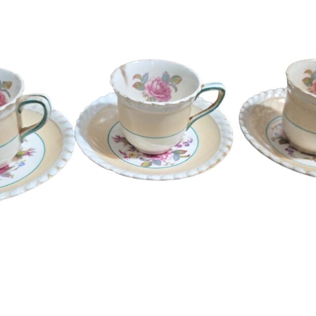 Trio de elegantes e antigas xícaras de café inglesas