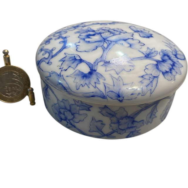 Porcelana oriental, motivos florais, impecável