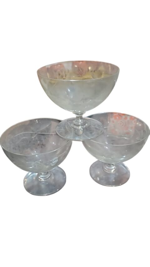 Trio de taças de cristal com lapidações florais