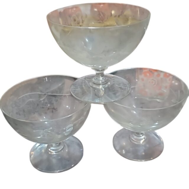 Trio de taças de cristal com lapidações florais