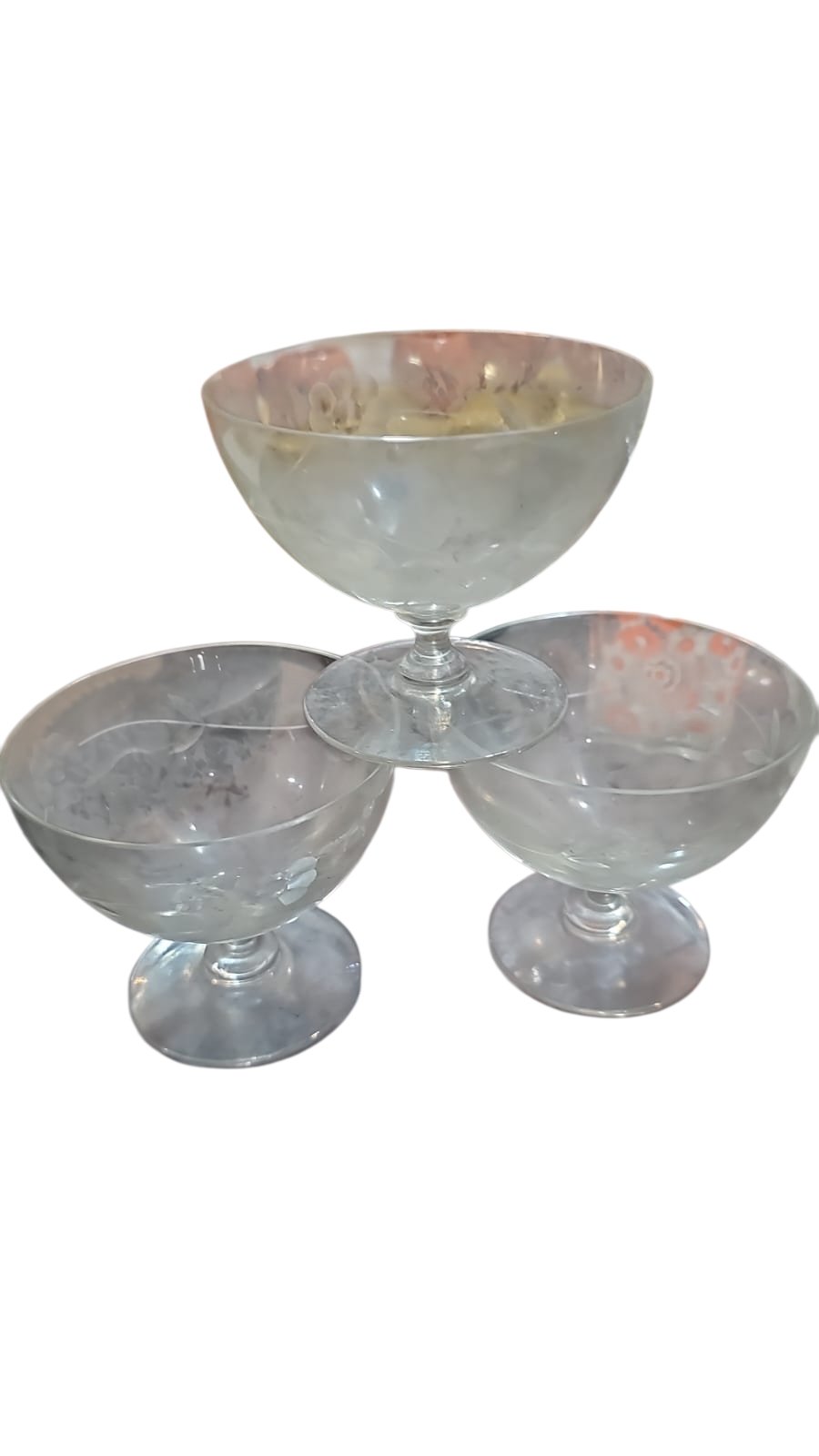 Trio de taças de cristal com lapidações florais